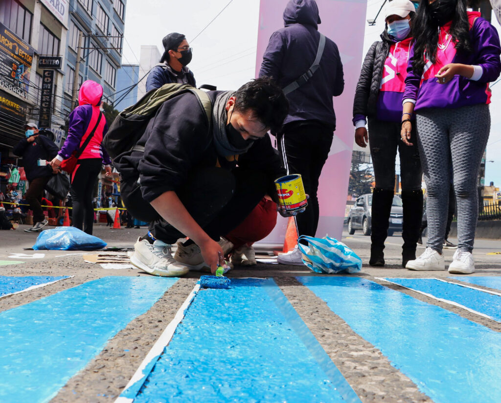 Estudiantes de UNIFRANZ diseñan pasos de cebra creativos y concientizadores para El Alto
