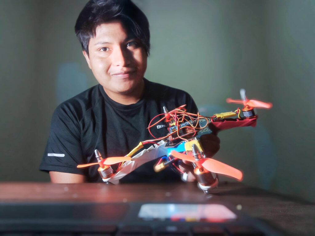 Estudiante de UNIFRANZ crea drones para desarrollar su propósito