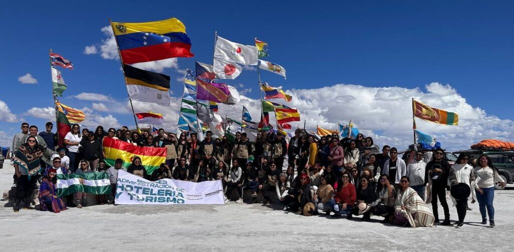 UYUNI, la joya turística de Bolivia recibe a estudiantes de UNIFRANZ que trabajaran para impulsar el turismo