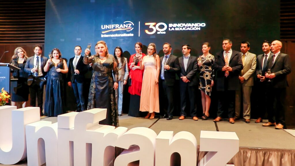Instituciones nacionales y departamentales reconocen a Unifranz por 30 años de aporte a la educación
