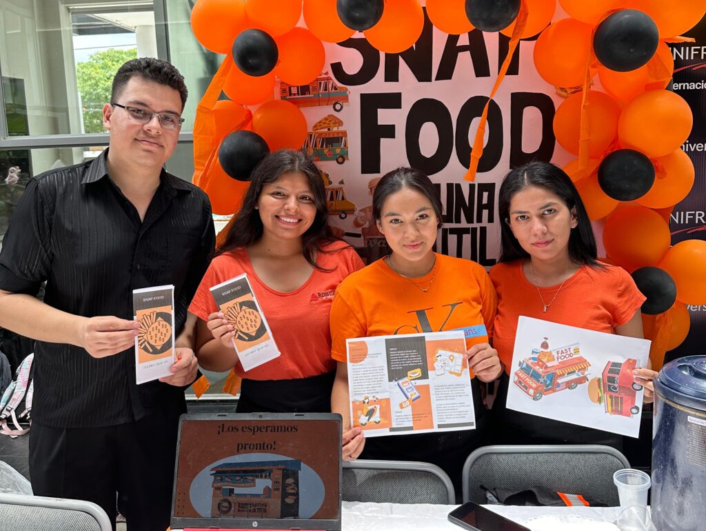 Estudiantes diseñan Snap Food, la app que reunirá la oferta de hasta 8 mil carritos de comida rápida