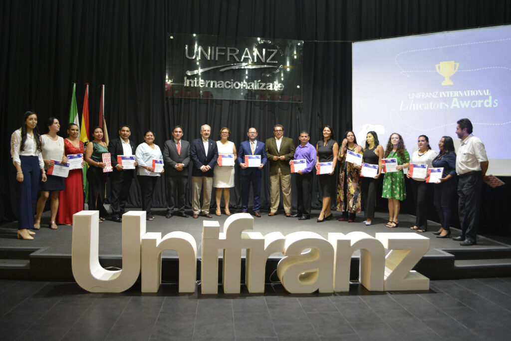 ADN internacional: 54 docentes de Unifranz reciben el International Educators Awards