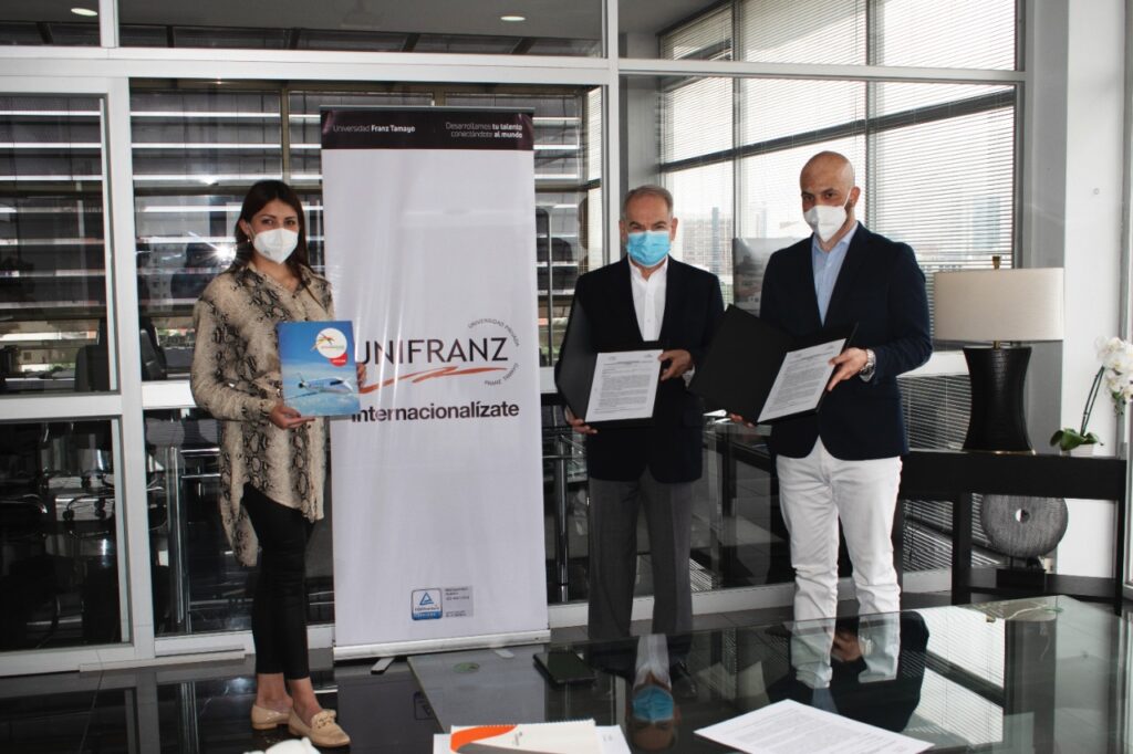 Convenio de Unifranz y Amaszonas beneficiará a comunidad universitaria