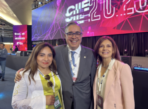 Verónica Agreda, Rectora de UNIFRANZ, junto a Jorge Blando Martínez, Vicerrector de Educación Continua Monterrey NLE y Luz Vanzulli, Directora Ejecutiva LATAM Sur del TEC de Monterrey.