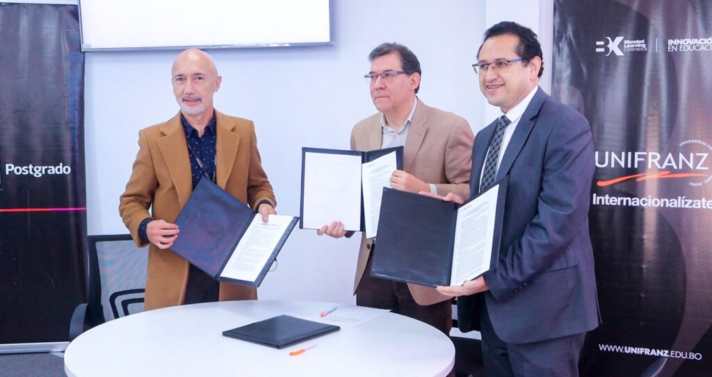 Asociación de Periodistas firma convenio con Unifranz para formación continua de estudiantes y profesionales