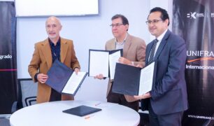 Asociación de Periodistas firma convenio con Unifranz para formación continua de estudiantes y profesionales