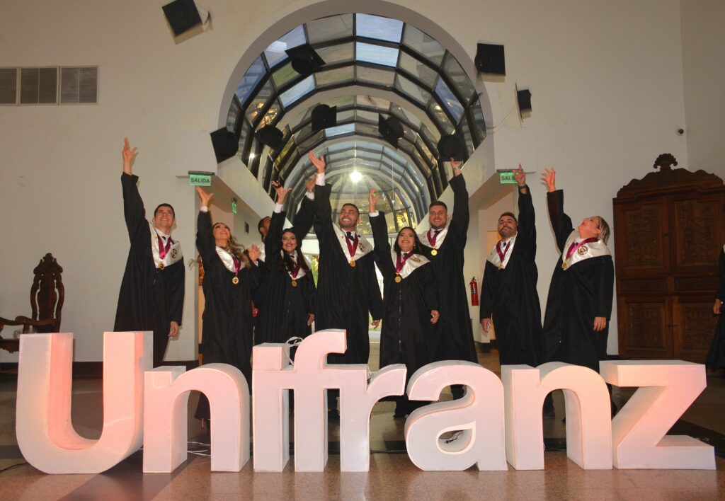 Unifranz Santa Cruz presenta a sus nuevos profesionales listos para transformar su realidad