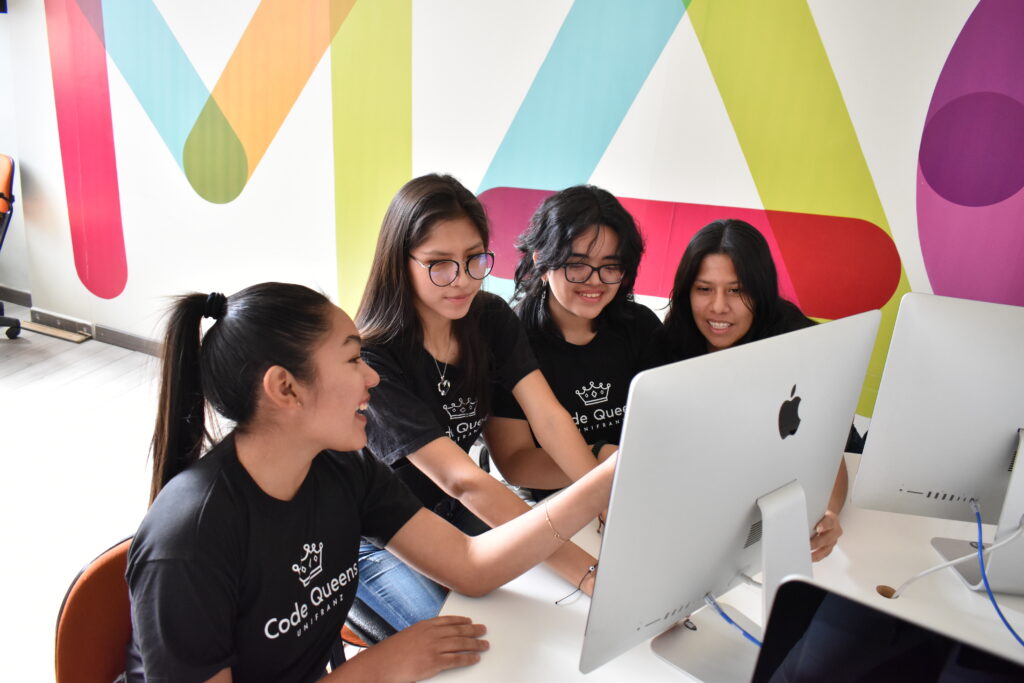 Code Queens de Unifranz empodera a las mujeres en el campo de la tecnología y los negocios