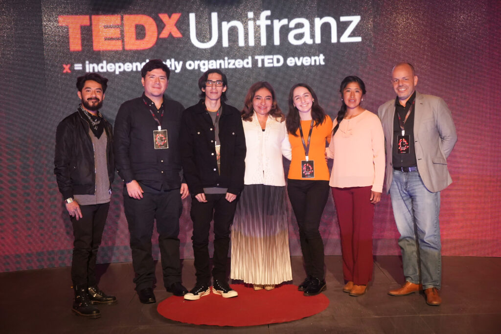 Seis historias que inspiran forjar un nuevo mundo y crear oportunidades se presentaron en el TEDx Unifranz