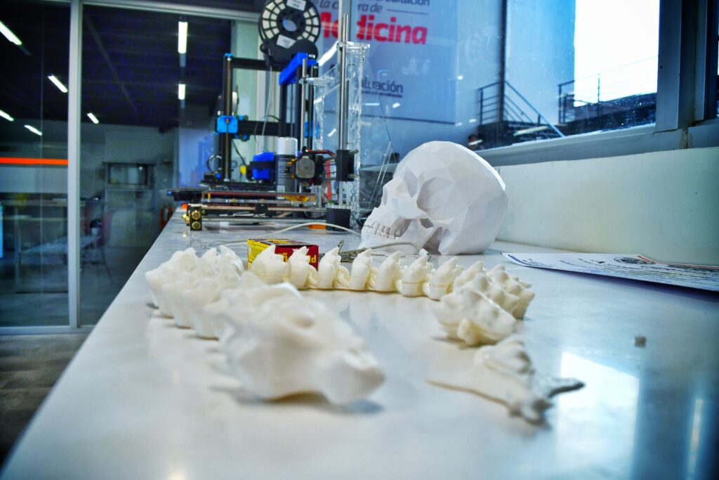 Huesos y moldes dentales, el salto médico de Unifranz con la bioimpresión 3D