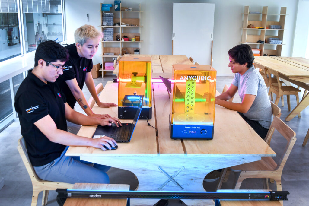 Makers, jóvenes que imaginan, exploran y hacen realidad proyectos con herramientas digitales