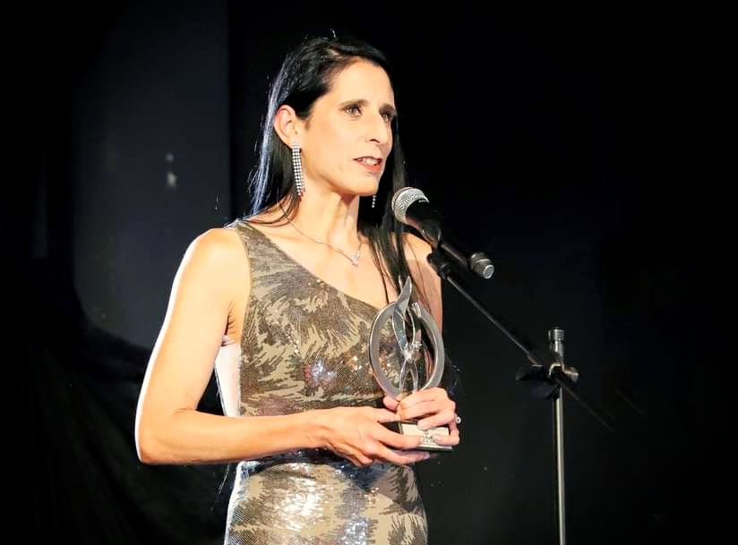 Patricia García, directora del elenco de Teatro de Unifranz recibe Premio Maya