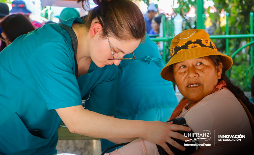 Salud comunitaria: medio millar de pobladores de Coroico reciben atención primaria de Medicina
