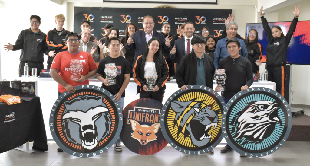 Unifranz entregó el trofeo de los E-sports 2023 a 14 campeones, tras un año de competición