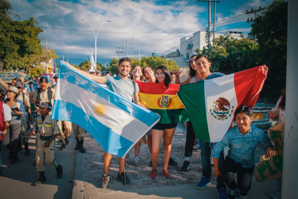 Estudiantes de El Alto parten rumbo a su internacionalización a cuatro países latinoamericanos