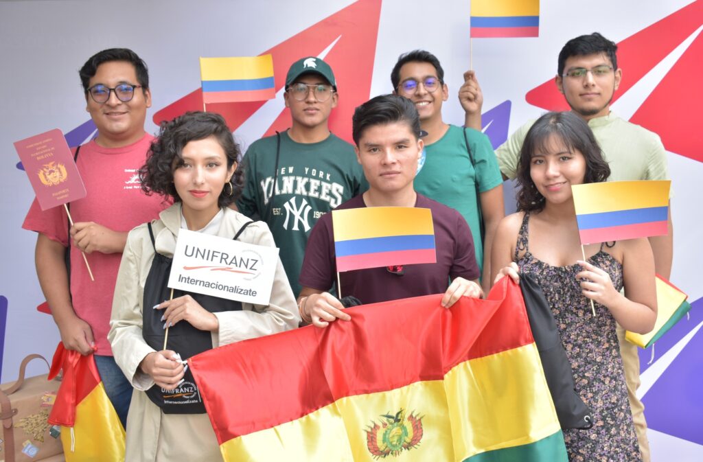 Estudiantes de Unifranz inician su travesía internacional educativa a Colombia y México