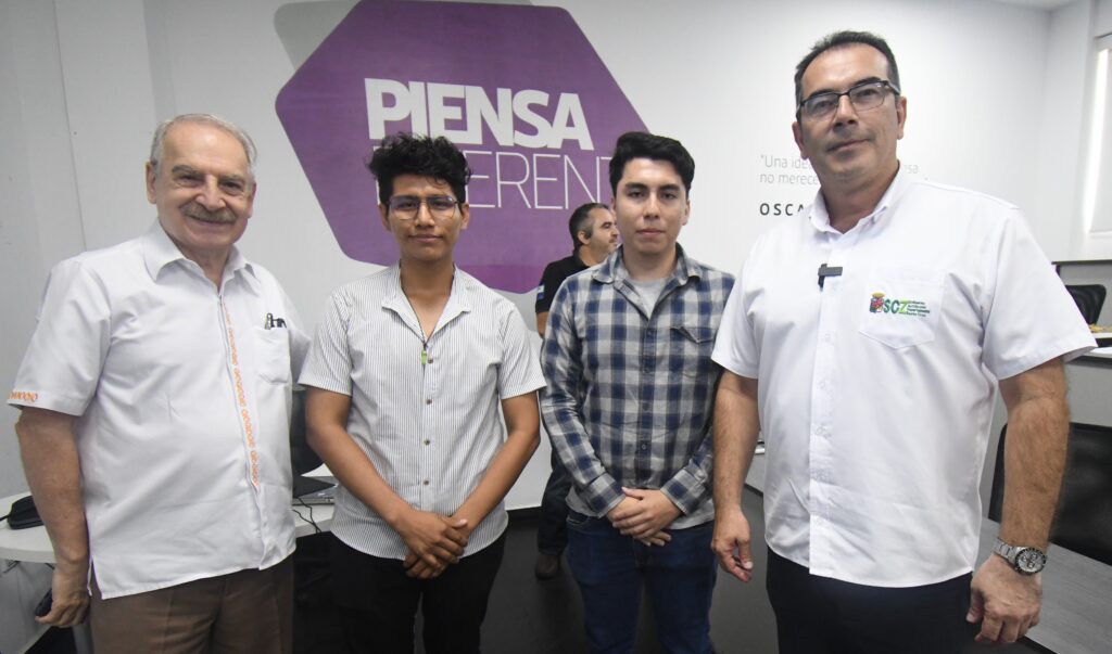 Arquitectos Unifranz presentan proyectos innovadores al Gobernador de Santa Cruz