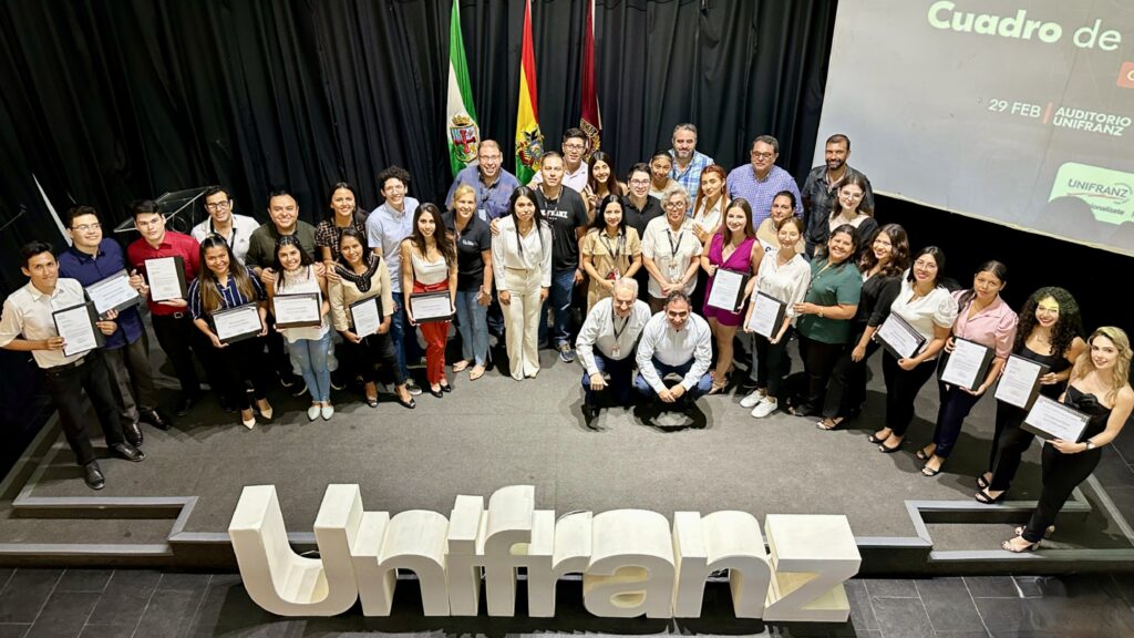 Unifranz distingue la excelencia académica de los futuros profesionales del país