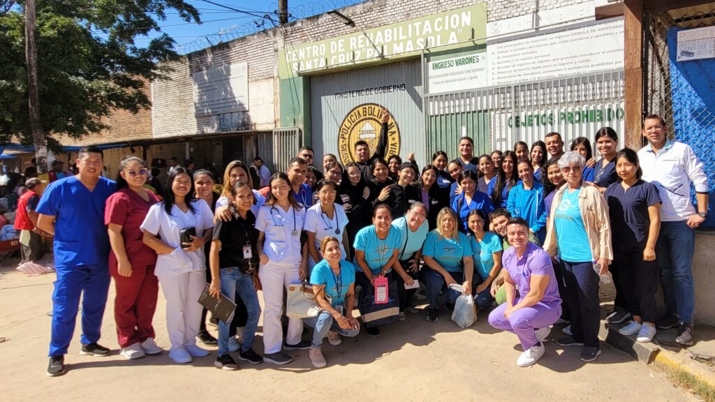 Médicos y odontólogos Unifranz atendieron a 82 niños que viven con sus padres en Palmasola