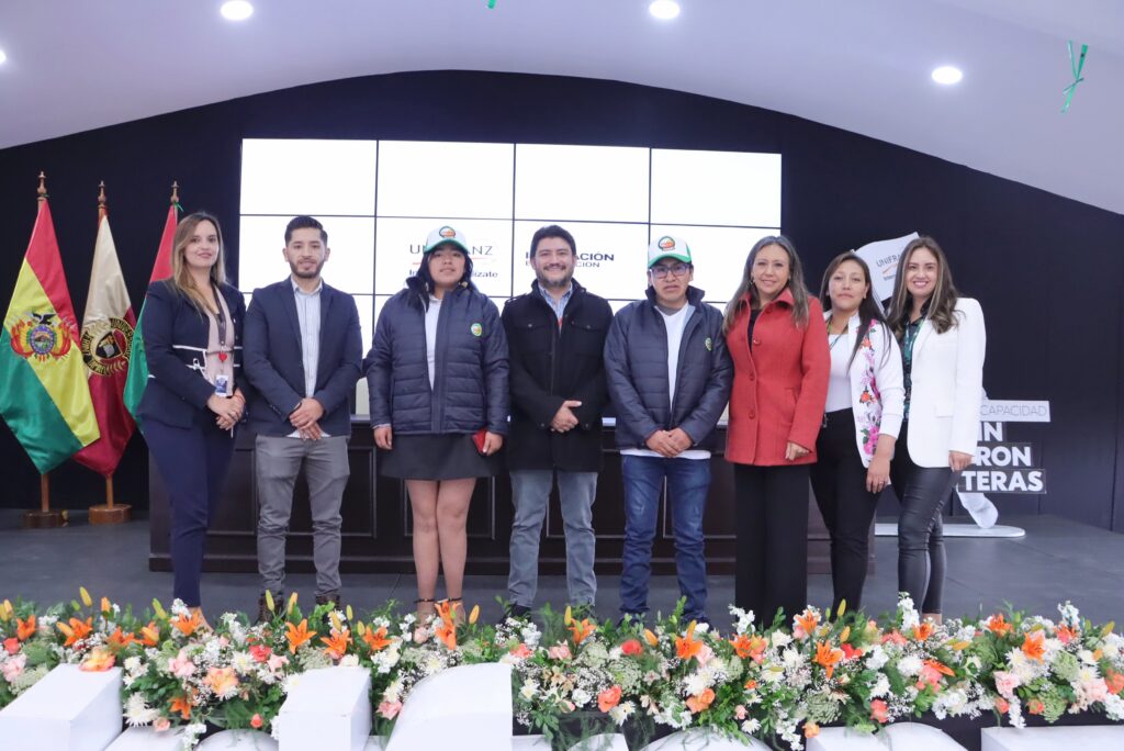 Superación y excelencia: Salvietti otorga becas a estudiantes de Unifranz El Alto