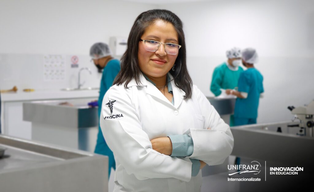 María José, la niña que “operaba” peluches, hoy es una médica Unifranz con excelencia académica