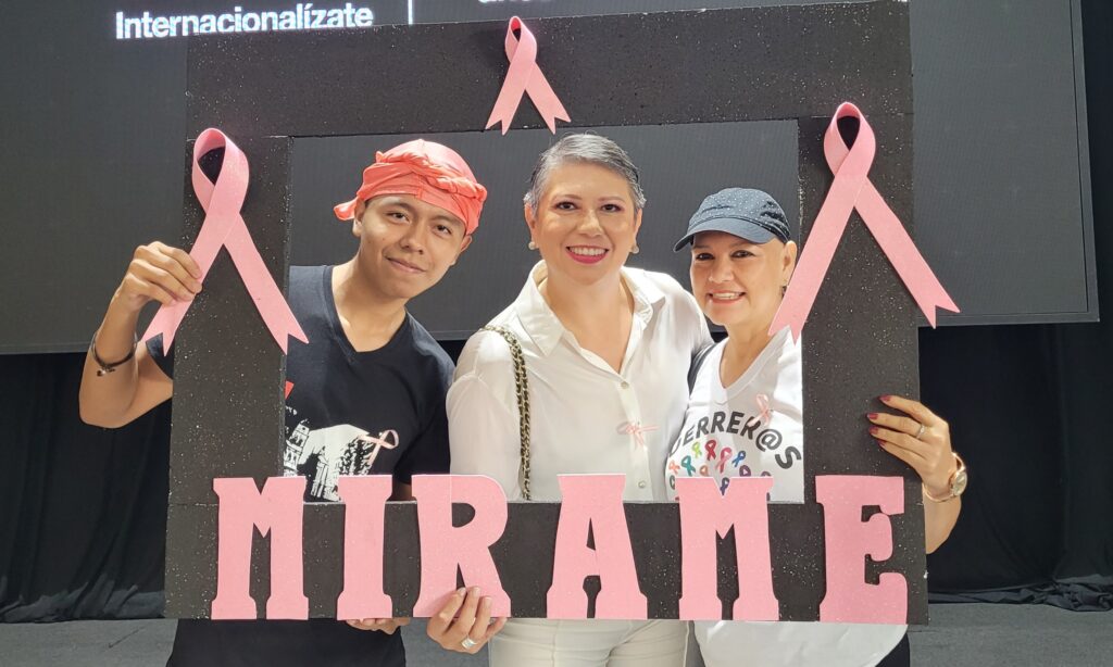 Estudiantes de Unifranz presentan “Mírame”, un programa de apoyo a mujeres con cáncer de mama