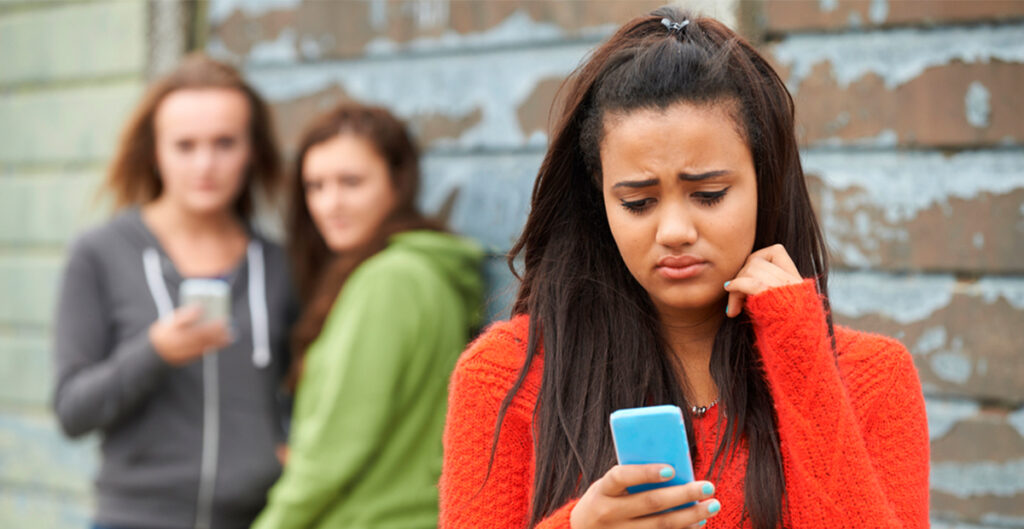 Vergüenza, ansiedad y depresión: los efectos que la filtración de chats íntimos en los jóvenes 