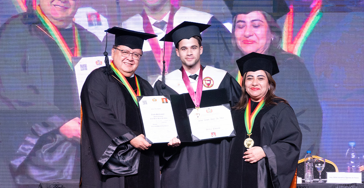 Bruno Rojas (centro) recibe su título de médico, de manos del vicerrector de Unifranz Cochabamba, Rolando López, y de la rectora nacional, Verónica Ágreda.