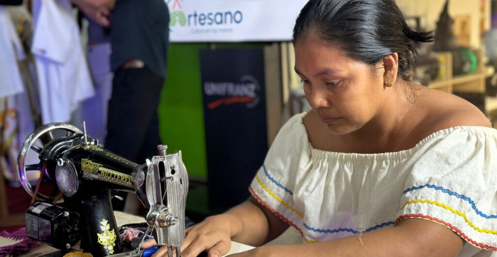 Estudiantes de Unifranz potenciarán el comercio de artesanos chiquitanos con un proyecto de e-commerce