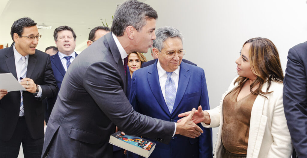 Nodo Bolivia del Millennium Project entrega a Presidente de Paraguay el libro “Latinoamérica 2050: Retos, escenarios y acciones”