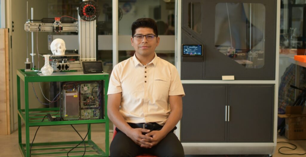 Joven cochabambino crea la primera impresora 3D de uso industrial en Bolivia