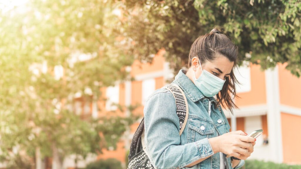 Lentes oscuros y barbijos para combatir la contaminación