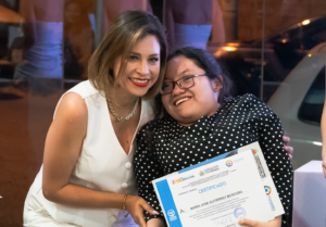 Mariela Arze, directora de Sedepos, junto a la estudiante Maria José Gutiérrez, parte del equipo creador de Achuray.