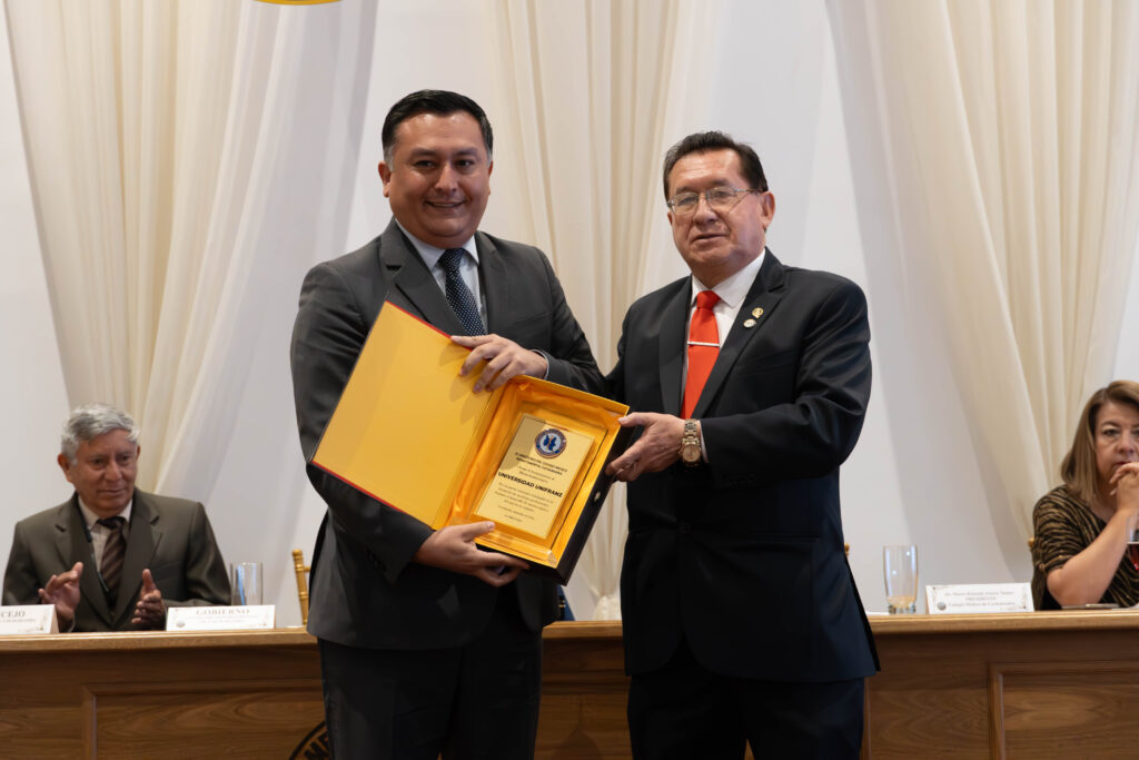 Unifranz recibe el Reconocimiento al Mérito Institucional del Colegio Médico de Cochabamba