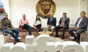 Dr. Mauricio Villazón de la UMSS, Andrés Abasto de Water for People, Guillermo Bazoberry del Gobierno Departamental de Cochabamba, Luis Prudencio de SEMAPA, y Ramiro Galán de ABIS, participaron en el Conversatorio: Agua y Saneamiento para el Futuro de Cochabamba.