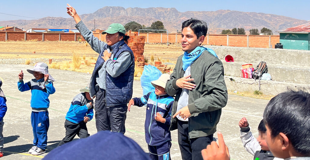 Cuentos infantiles donados en una campaña llevan alegrías a niños del área rural