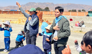 Cuentos infantiles donados en una campaña llevan alegrías a niños del área rural