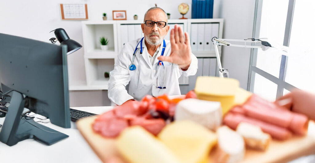 ¿Qué alimentos evitan los médicos para proteger su salud?