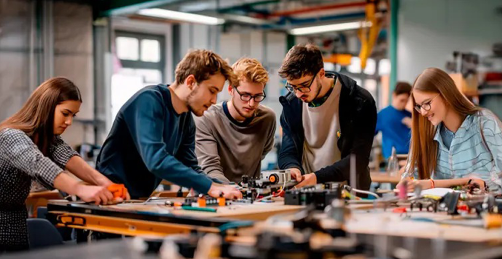 La teoría no basta, las empresas buscan experiencia y práctica en nuevos profesionales