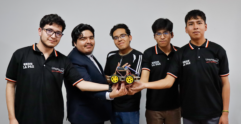 Estudiantes de Unifranz suben al podio en la competencia Tinku Bots