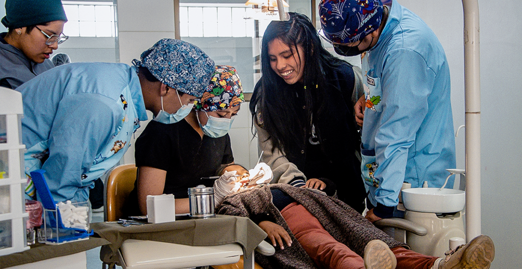 Clínica Unifranz regaló más de 500 tratamientos dentales a personas de bajos recursos en El Alto