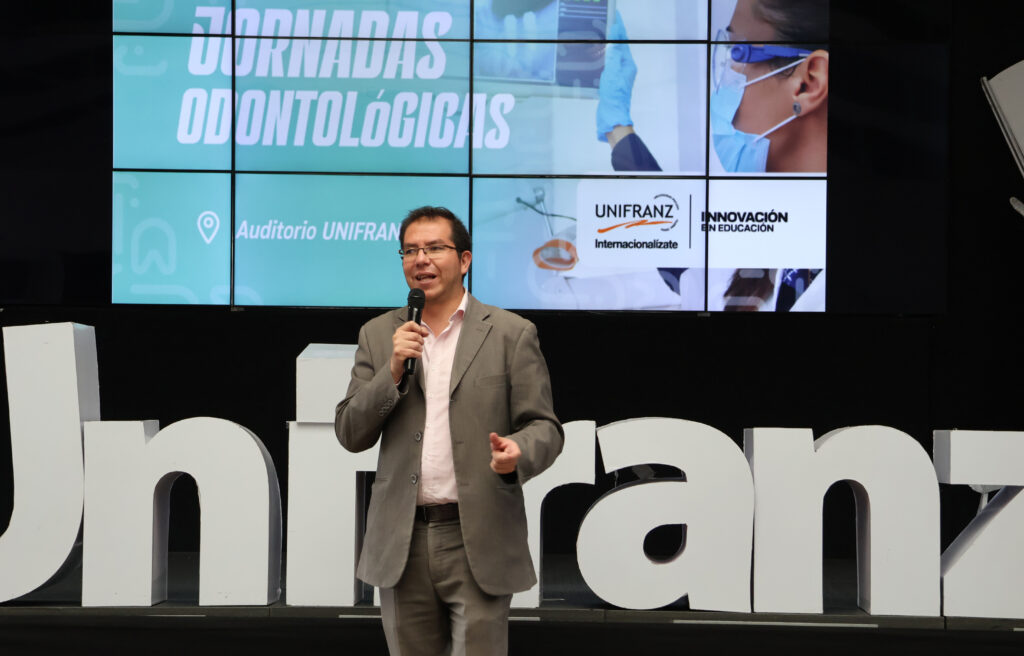 Jornadas Odontológicas Unifranz introducen a estudiantes bolivianos a la prótesis maxilofacial, una especialidad inédita en el país