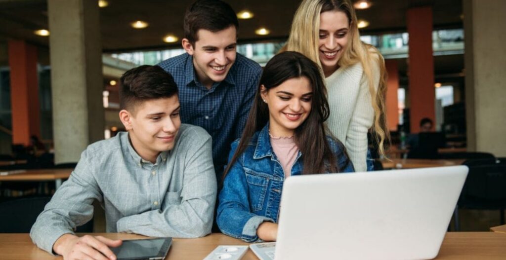 Universitarios elaboran soluciones creativas a problemáticas sociales mediante proyectos integradores