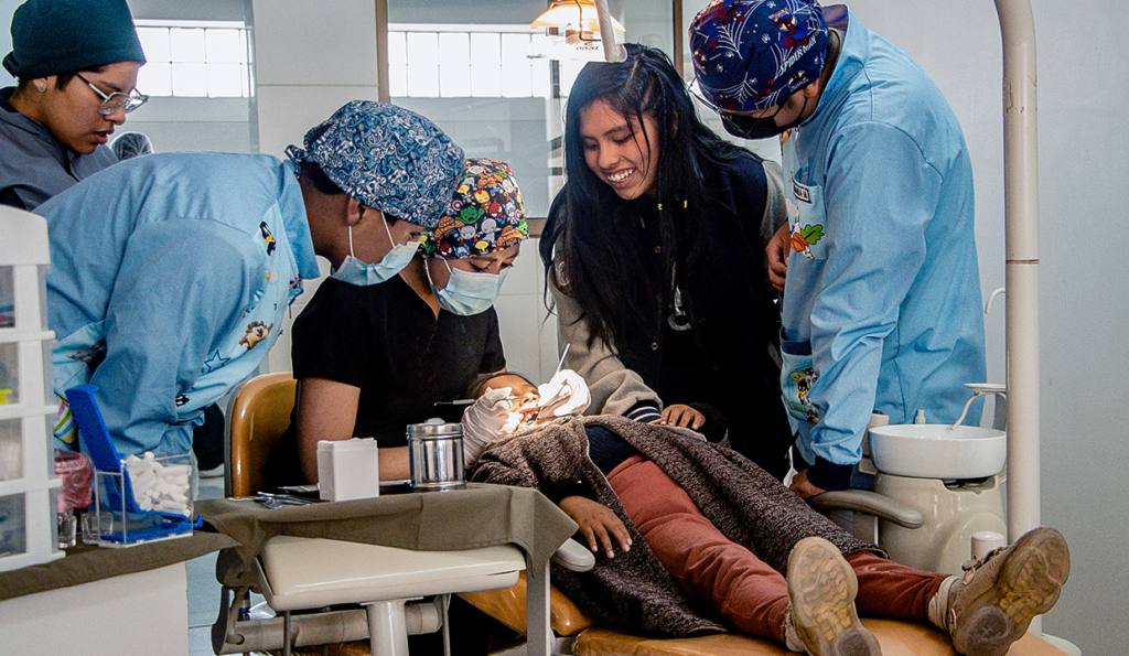 Clínica Unifranz regaló más de 500 tratamientos dentales a personas de bajos recursos en El Alto