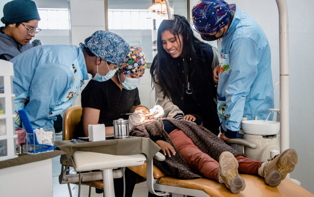 “Regalando sonrisas”, la campaña de Unifranz realizó 500 atenciones gratuitas