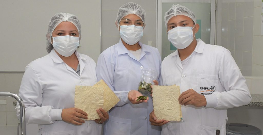 Mary Cruz Martínez, docente Unifranz junto a sus estudiantes de Bioquímica y Farmacia | Universidad Privada Franz Tamayo