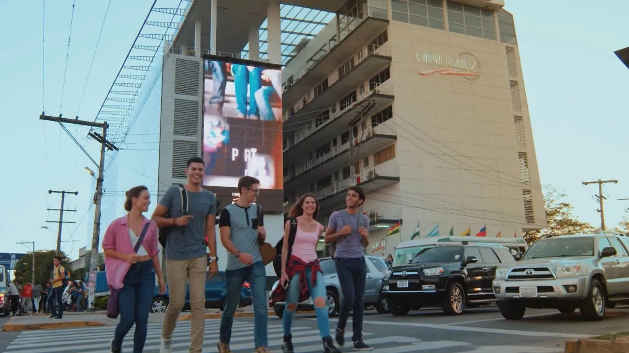Estudiantes de Unifranz caminando en el campus universitario