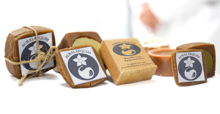 Estudiantes de Unifranz crean envases de bioplástico como alternativa ecológica al plástico convencional