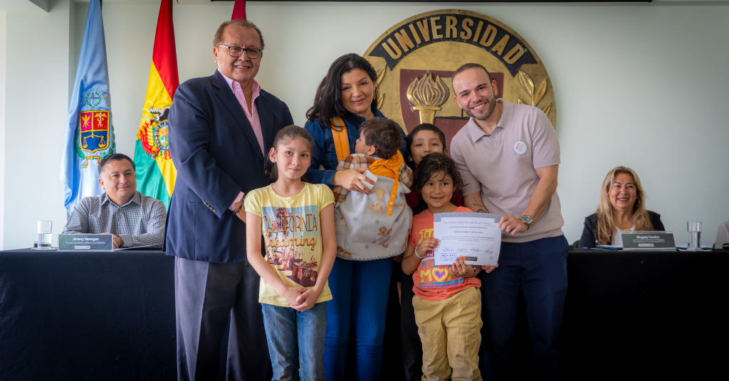 Momento emotivo n la entrega de certificados a mujeres emprendedoras.