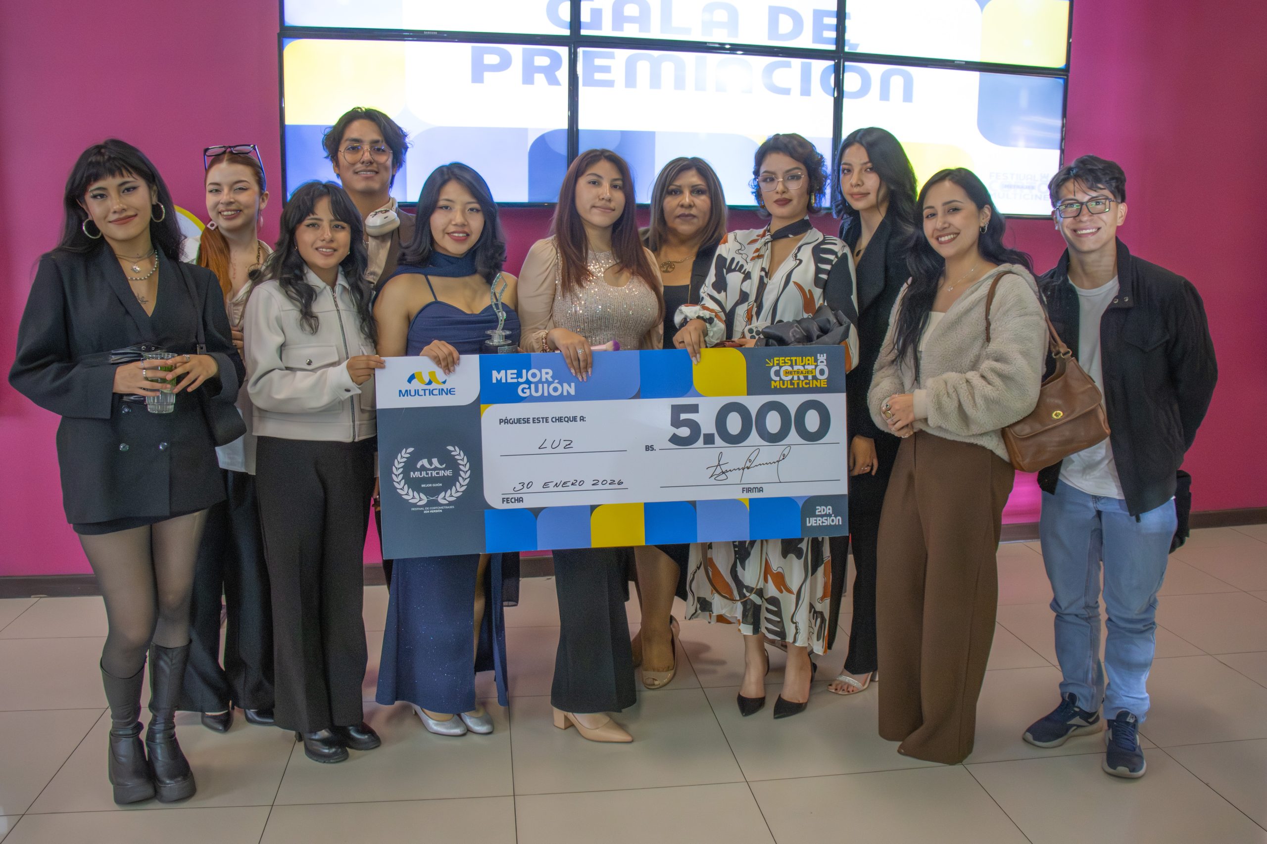 Estudiantes de Publicidad y Marketing de Unfranz La Paz reciben el premio al Mejor Guion.